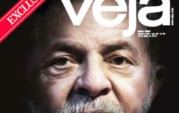 La nota de Veja titulada “Le llegó la hora”, afirma que uno de los empresarios detenidos involucra a Lula da Silva y uno de sus hijos en el asunto Petrobras.