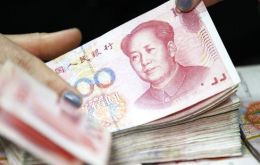 China comenzó a aplicar un sistema que permite al Yuan flotar diariamente un 2% por encima o debajo de una tasa fijada en base al cierre del día previo.