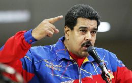 Maduro denunció que dos hombres en motocicleta atacaron por la espalda, con armas de fuego, a dos tenientes que cumplían operaciones anti contrabandistas 