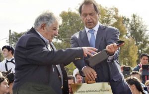 El pasado miércoles del ex presidente Mujica hizo campaña junto a Scioli y este martes está prevista una reunión del candidato con Vázquez en Montevideo.