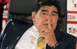 Maradona apoya a Scioli porque quiere que en Argentina “las cosas que faltan las haga la persona más preparada y la más seria para poder resolverlas”.
