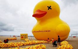 El inflable de 12 metros de altura, que simboliza la campaña “No voy a pagar el pato”, fue erguido Copacabana y congregó a miles
