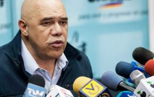 “¿Qué acuerdo al respeto a los resultados va a firmar alguien que ha dicho que va a ganar 'como sea?”, dijo el jefe de la coalición opositora, Jesús Torrealba 