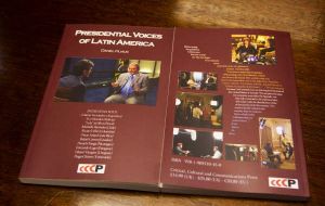 La portada de la edición en inglés de “Voces de Latinoamérica” que fuera presentado por Filmus en la embajada argentina