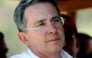 La bancada del opositor Centro Democrático, liderada por el ex presidente Álvaro Uribe, se retiró de la sesión luego de hacer críticas a la iniciativa.