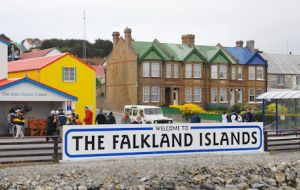 También aclaró que espera que las Falklands no sufran de la “belicosidad y bullying” desplegados por la actual administración argentina