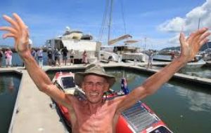 Beeden que en 2011 cruzó el Atlántico a remo desde Canarias a Barbados en 53 días, llegó a bordo del Happy Socks, su bote de remos de unos seis metros de eslora
