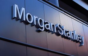 En tanto “si el dólar se apreciase un 5%, el petróleo podría caer entre un 10% y un 25%”, ha asegurado Morgan Stanley.