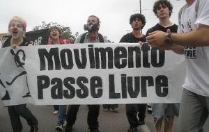  “No saldremos de las calles hasta que el transporte sea un hecho público”, declaró el Movimiento Passe Livre en un manifiesto publicado a través de las redes sociales