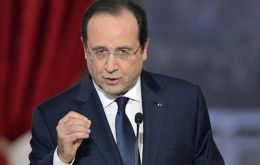 En un discurso anual a los líderes empresariales, Hollande expuso planes para la formación laboral de medio millón de trabajadores sin empleo