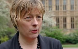  La ministra sombra laborista Angela Eagle fue contundente: “el tema de las Falklands fue resuelto cuando yo estaba en la universidad”. 