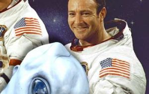 Nacido en Texas el 17 de septiembre de 1930, Mitchell fue el sexto astronauta de la NASA que pisó el suelo lunar, de un grupo de una docena que logró esa hazaña.