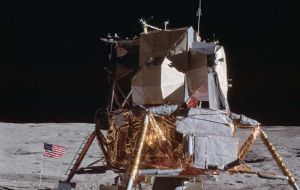 Mitchell piloteó el módulo lunar, Antares, que se posó en la región del cráter Fra Mauro en la Luna, donde se recolectaron piedras lunares para traer a la Tierra.