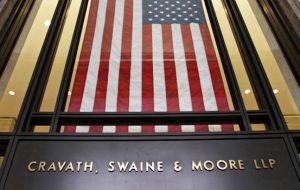 Cravath tiene oficinas en Nueva York y Londres y lidera el ranking en temas de litigios, asuntos financieros y mercados de capitales, según publicaciones legales