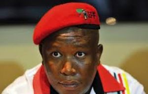 “Zuma ya no es un presidente que merezca el respeto de nadie”, dijo Julius Malema, el líder de los Combatientes por la Libertad Económica (EFF, oposición).