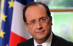 El acuerdo “es posible”, dijo el presidente Hollande, pero sólo “si se reúnen ciertas condiciones”, entre ellas que “no se impida a Europa avanzar” en su construcción.