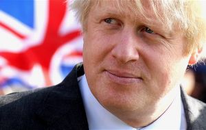 Johnson que ha ganado dos veces las elecciones y deja el cargo en mayo, justificó su decisión en la necesidad que el Reino Unido recupere su “soberanía” 