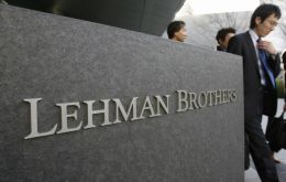Tras la caída de Lehman Brothers, los bancos centrales implementan políticas no convencionales, bajando las tasas de interés y aplicando la expansión cuantitativa