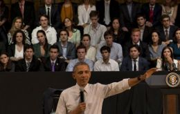 Obama apareció en el escenario del auditorio de la Usina del Arte, con las plateas y detrás del atril, abarrotados desde muy temprano