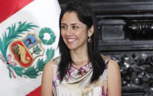 La primera dama de Perú, Nadine Heredia también fue crítica: en Twitter dijo que Perú “recuerda sus días más oscuros, a los cómplices y sus métodos”.