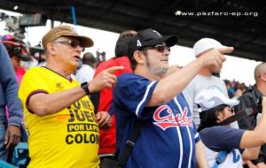 El Jefe de las FARC, de gorra, chaqueta de béisbol y gafas de sol, 'Timochenko' apareció entre los asistentes al evento 