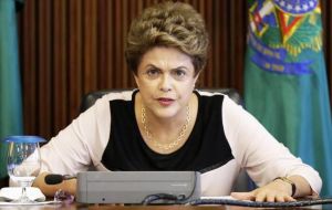 “Convenzan al Congreso y el Senado de abandonar sus mandatos. Después vengan a verme”, afirmó Dilma cuando le consultaron si avalaría anticipar los comicios. 