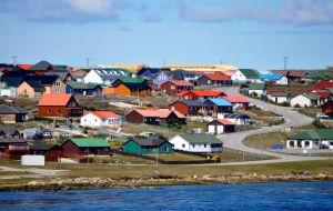 Del total de la población, el 75% habita en Puerto Stanley, un sitio pintoresco con casas de madera coloridas muy al estilo inglés.