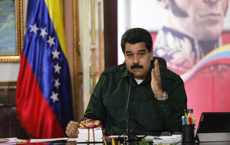 ”Tengo plena conciencia de qué se trata este golpe de Estado y no voy a callar, y sé que ahora vienen por Venezuela”, dijo Maduro desde Miraflores.