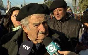 El ex-presidente uruguayo Mujica, muy próximo al chavismo, se sumó a la polémica al declarar que el mandatario venezolano está “loco como una cabra”.
