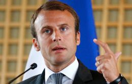 “No se puede ser ambiguo. O estás dentro o estás fuera. El día después de la salida, los establecimientos británicos dejarán de tener pasaporte financiero”, dijo Macron