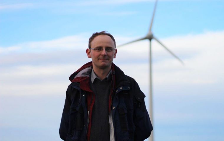 MLA Michael Poole visitó el parque eólico de Sand Bay para hablar sobre los beneficios de las energías renovables.