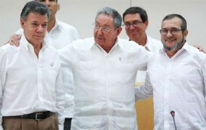 El contenido del acuerdo se conocerá en un evento encabezado por Santos, jefe de FARC, “Timochenko”(D), además de Raúl Castro, y Borge Brende de Noruega