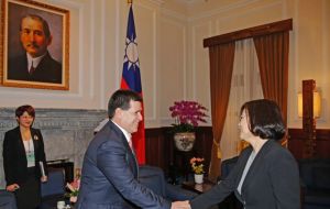 Durante la visita, se entrevistará con los tres poderes y ya mantuvo un primer encuentro con el presidente Horacio Cartes 