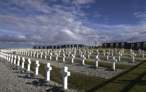 El memorial argentino en Darwin, donde la factibilidad de identificar los restos de 123 combatientes argentinos, será evaluado