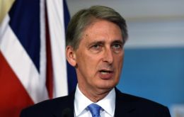 La Primera Ministra británica, Theresa May, nombró a Hammond responsable de la Economía en sustitución de George Osborne