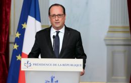 Hollande encabezó una reunión de su gabinete de crisis antes de reunirse en el Palacio del Elíseo con el PM Manuel Valls, con quien viajará a Niza este viernes