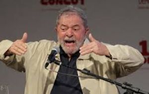 El ex presidente Lula da Silva dijo que para evitar la destitución de Rousseff se necesitan 27 votos, pero hasta ahora el PT ha conseguido 21.