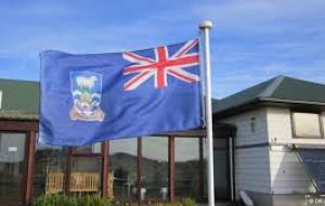 En Falklands el sistema de reclutamiento de profesionales por méritos, muchos extranjeros, las posibilidades de generar “redes clientelares son reducidas”