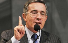 ”Debemos votar ’No’ al ilegítimo plebiscito” , declaró Uribe, ex mandatario (2002-2010) devenido en el más férreo opositor a las negociaciones con las FARC