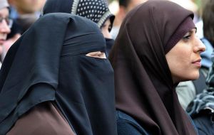 Será una “contravención” que las mujeres musulmanas lleven un velo que oculte sus rostros en espacios públicos, como escuelas o juzgados. 