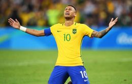 Neymar recuperó el honor para el fútbol de su país: envió a la red el balón en el penal decisivo, asegurando que Brasil también es campeón olímpico 