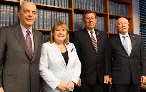El paquete había sido acordado en una reunión de cancilleres de países fundadores de Mercosur, Jose Serra, Susana Malcorra, Rodolfo Nin Novoa y Eladio Loizaga. 