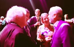MLA Jan Cheek y Sukey Cameron conversan con el líder Laborista Jeremy Corbyn