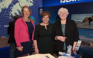 Las representantes de las Falklands con la ministra sombra de relaciones exteriores, Emily Thornberry 