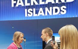 La representante del gobierno de las Falklands en Londres, Sukey Cameron entrevistada por la televisión británica
