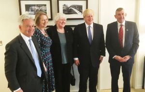 El ministro Alan Duncan, Sukey Cameron, Jan Cheek, el canciller británico Boris Johnson e Ian Hansen 