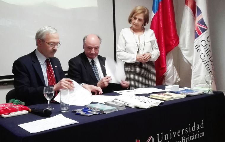 MLA Dr. Elsby (izq.) firma el memorando con el  presidente del Consejo Superior de UCBC Pedro Pfeffer y la Rectora Maria Cristina Brieba  