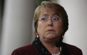 “Pero quiero decirles que hay más poder para cambiar las cosas con el voto, que quedándonos con el enojo en la casa”, puntualizó Bachelet.