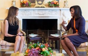 La Primera Dama Michelle Obama a su vez recibió a Melania Trump en la residencia presidencial, el primer encuentro entre estas dos mujeres tan diferentes.
