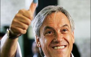 Piñera, actual precandidato presidencial de la oposición conservadora alcanzó 26% de las menciones, un punto porcentual menos que el sondeo de la semana pasada.
